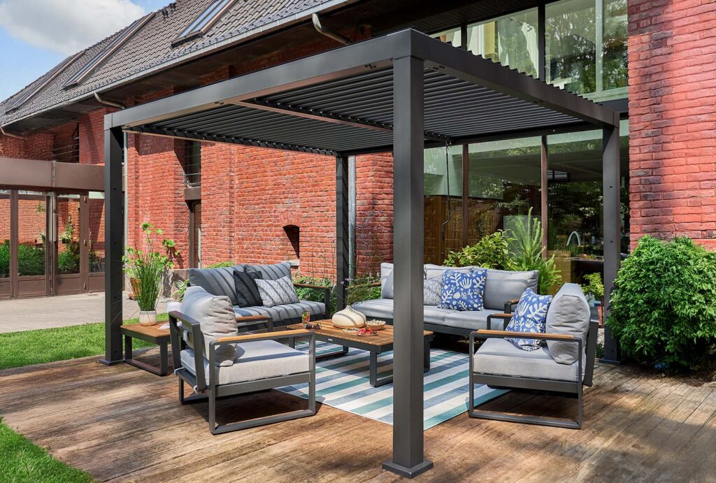 ¿Cómo crear un espacio habitable bajo una pérgola?