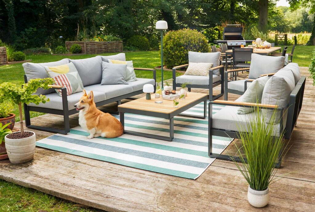 ¿Hace falta combinar la mesa de centro con el resto del mobiliario de jardín?