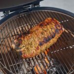 Barbecue kamado céramique charbon de bois Drago vert clair sur chariot avec tablettes