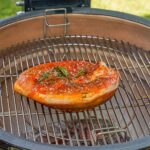 Barbecue maxi kamado céramique charbon de bois Drago  diamètre 57 cm anthracite chariot avec tablettes