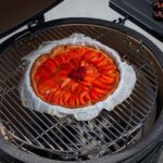 Barbecue kamado céramique charbon de bois Drago vert clair sur chariot avec tablettes