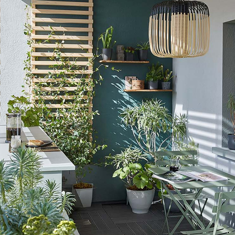 Balcon extérieur aménagement mur végétalisé salon de jardin petit espace