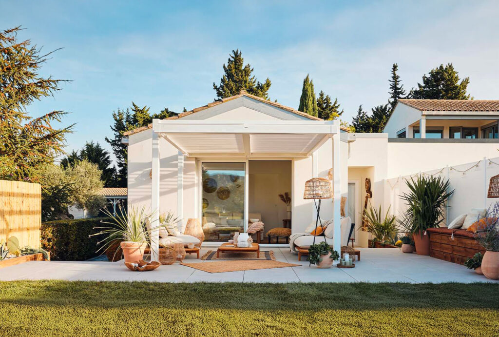Installer une pergola : ce qu’il faut savoir avant de se lancer - pergola bioclimatique odyssea blanc salon de jardin teck