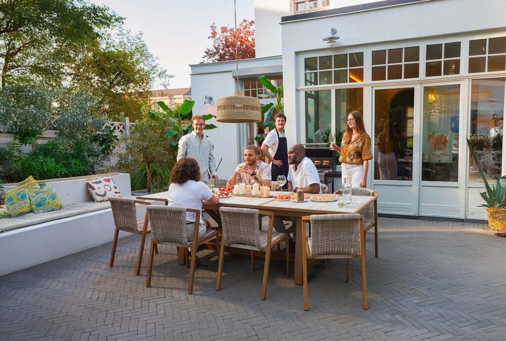 Une grande tablée en famille : l’extérieur comme salle à manger table extensible 8 personne gaia aluminium