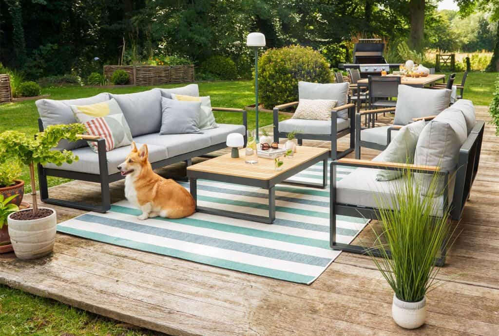 Salon de jardin : faut-il assortir la table basse aux autres meubles ?