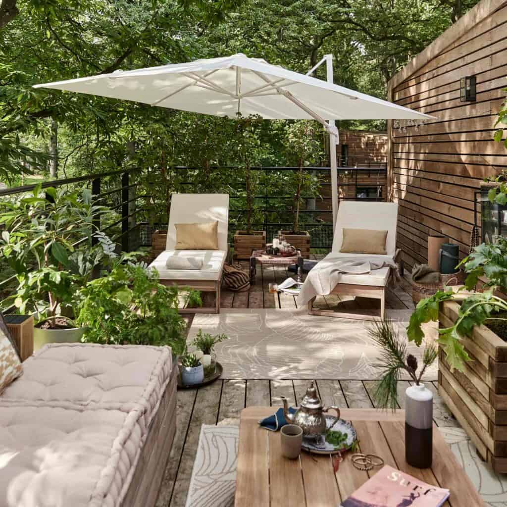 bain de soleil transat solaris avec coussin parasol déporé beige Terrasse à l’ombre ou en plein soleil - comment adapter son aménagement _