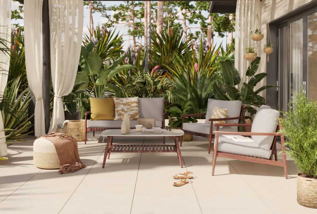 Espace extérieur avec mobilier moderne et végétation luxuriante.