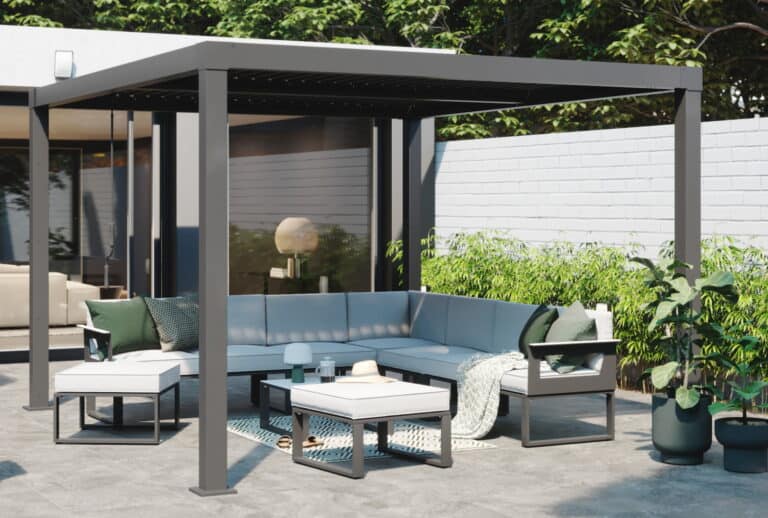 Salon d'extérieur modulable avec canapé et table dans un jardin.