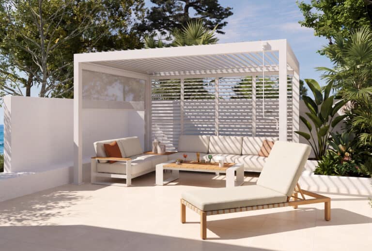 Coin salon extérieur avec pergola et mobilier confortable.