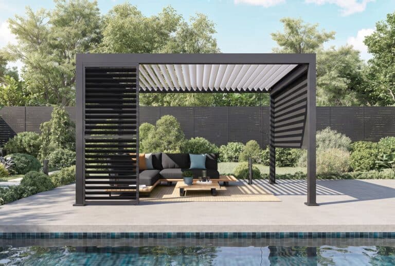 Pergola noire avec espace détente près de la piscine.