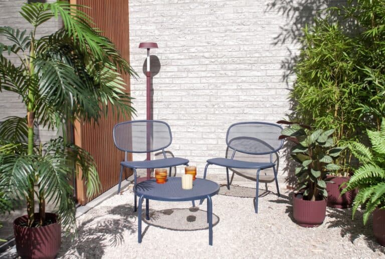 Terrasse extérieure avec mobilier et plantes vertes.