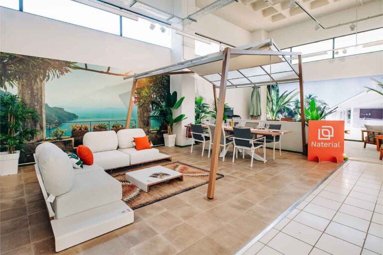 Κατάστημα Naterial Αθήνα Σειρά Lagos Σειρά επίπλων εξωτερικού χώρου από αλουμίνιο και ξύλο teak