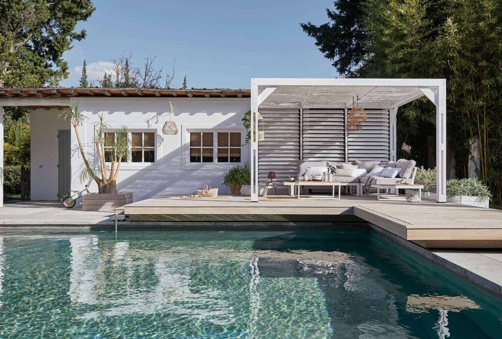 Varanda à sombra ou ao sol: como adaptar a decoração?