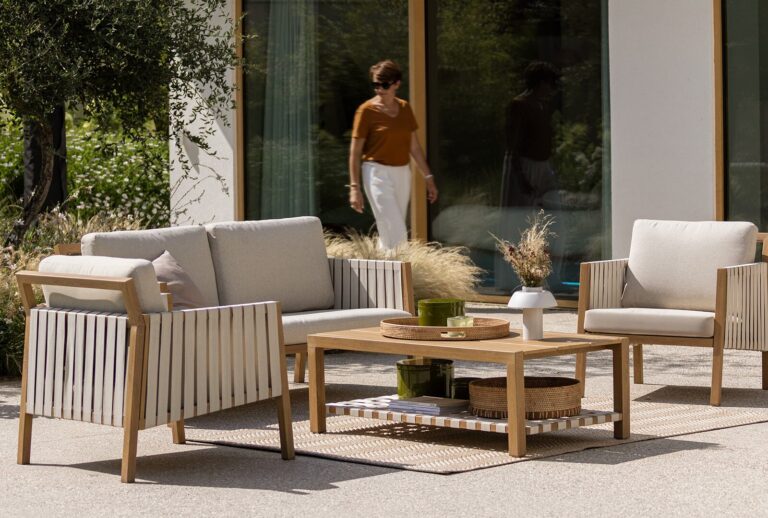 À quoi sert vraiment une table basse dans un salon de jardin ?